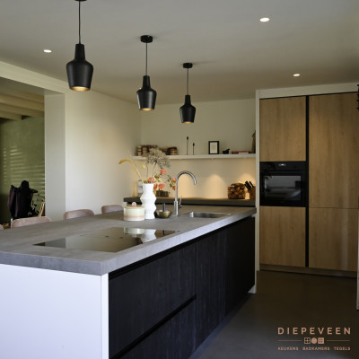 Genoeg doorloopruimte, de zwarte lampen combineren mooi met de zwarte fronten