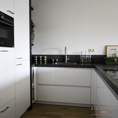 De keuken is in een u-vorm gemonteerd