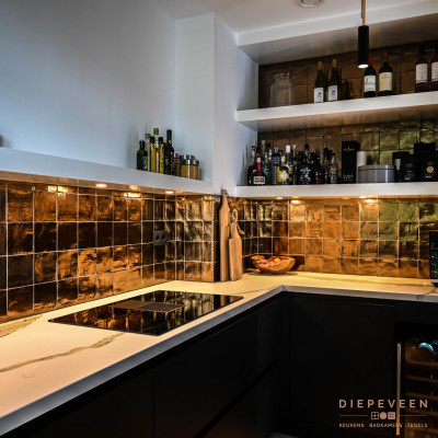 Moderne keuken zwart met goud