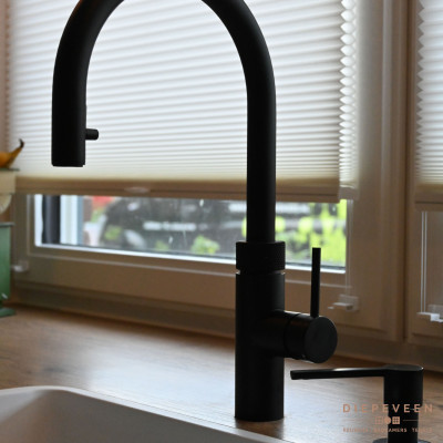 Mat zwarte kraan in combinatie met een witte spoelbak