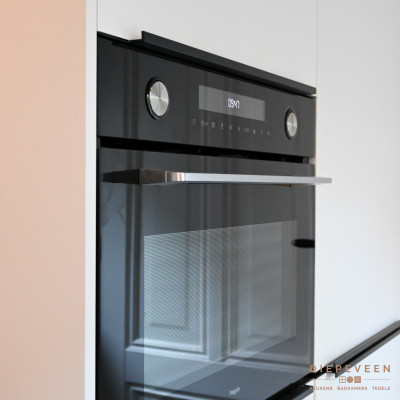 De oven met magnetron functie is ook niet te missen in deze keuken!