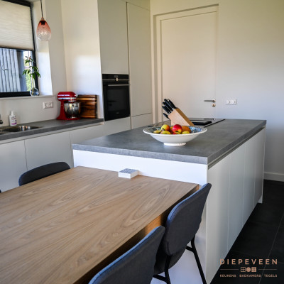 Moderne witte keuken met hout