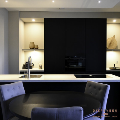 De tafel is tegen het eiland aangeschoven zodat er meer plek ontstaat.