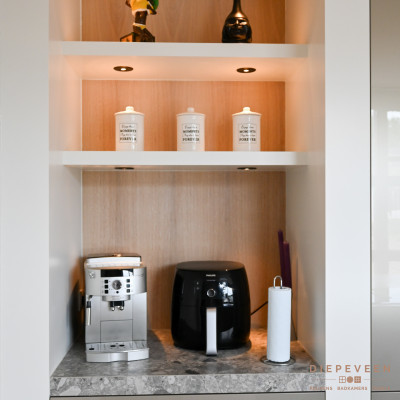 In de nis is er gewerkt met sfeerverlichting