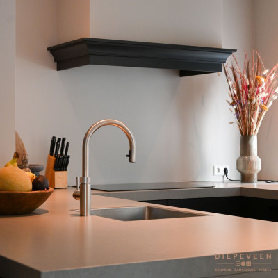 De kraan en kookplaat uit elkaar geplaatst zodat er daartussen werkruimte vrijkomt.