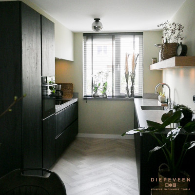 De keuken heeft genoeg opbergruimte en is praktisch ingedeeld.