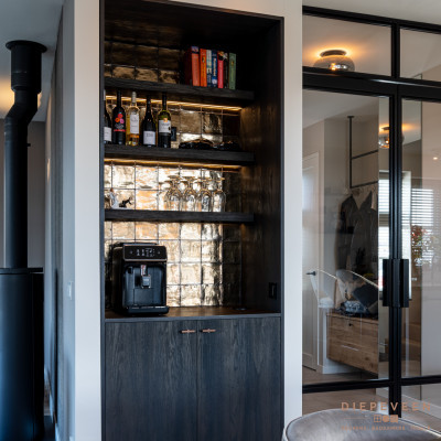 In deze kast is er plaats voor gezellige accessoires