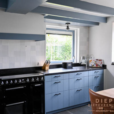 De keuken is in een hoek geplaatst zodat er meer opbergruimte vrij komt