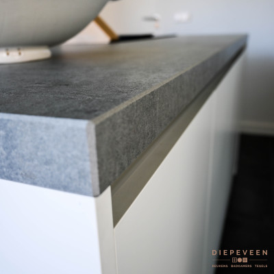 Moderne witte keuken met hout