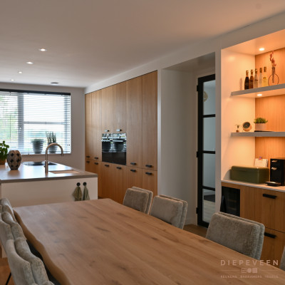 Deze ruime keuken met kookeiland is voorzien van verschillende luxes