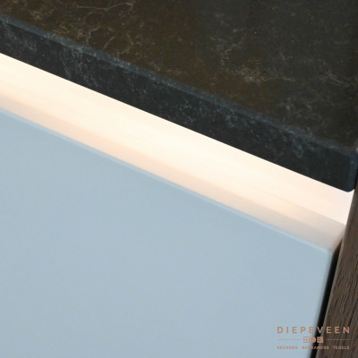 Moderne keuken met kookeiland