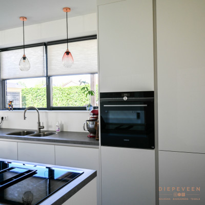 Moderne witte keuken met hout