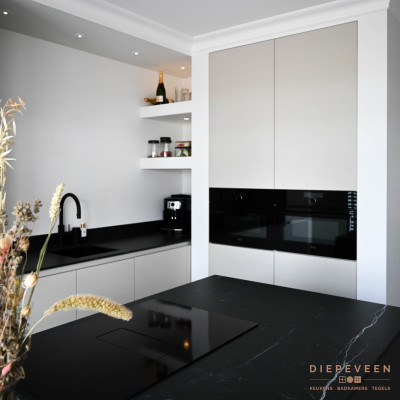 Moderne stijlvolle keuken met eiland