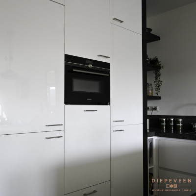 De witte fronten zijn in glans en er is in de kast meer dan genoeg opbergruimte