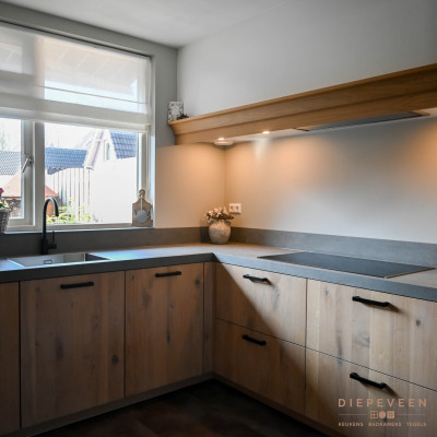 Moderne keuken met hout