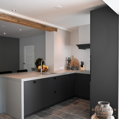 De u-vorm keuken is een echte design keuken met een rustieke uitstraling.