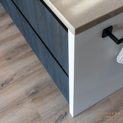 Dit houtlook front heeft een bruine tint wat zorgt voor een warme sfeer