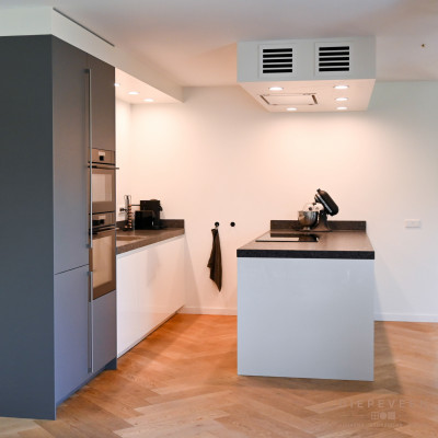 De vloer geeft een warme tint aan de keuken