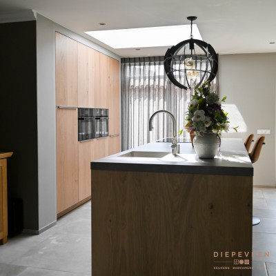 De keuken heeft een fijne inkijk en straalt rust en warmte uit