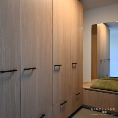 De deuren zijn in warm houtlook, de zwarte grepen hebben een fijne vorm
