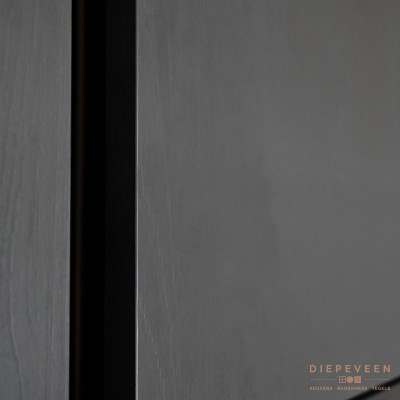 Het zwarte houtlook front is prachtig in detail! De nerven zijn rustig waardoor deze gemakkelijk zijn te combineren.