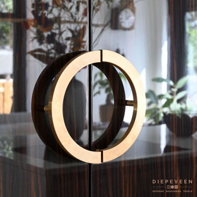 Goudlook halve maan greep in combinatie met donker eiken fronten