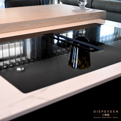 De keuken beschikt over een inductie kookplaat inclusief afzuiging met 2 flexzones en powerBoost functie.