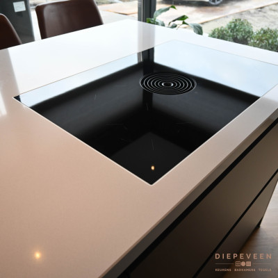 Moderne keuken met zwart