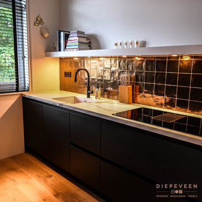 Moderne keuken zwart met goud