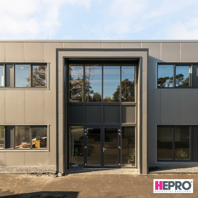 Bedrijfspand - kunststof kozijnen en deuren - HEPRO Basic - Houtnerf antraciet RAL 7016