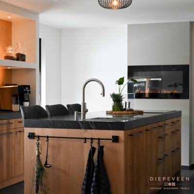 Het eiland is breed en lang daardoor zorgt deze voor meer dan genoeg opbergruimte