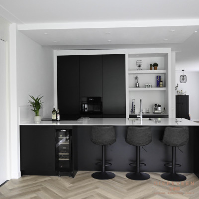 Moderne keuken met kookeiland