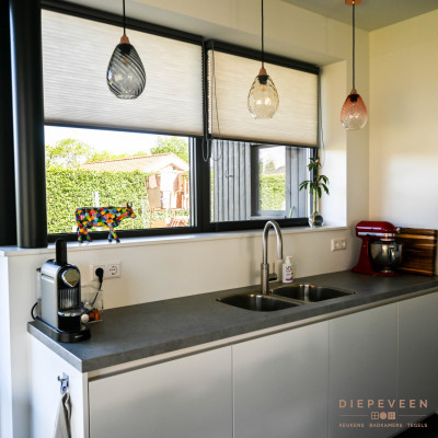 Moderne witte keuken met hout