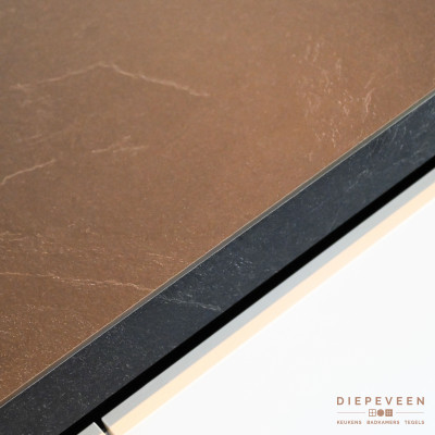 Een 10 mm dik, stevig en compact werkblad. Het werkblad heeft een rustig en egale uitstraling wat perfect past in het strakke design!