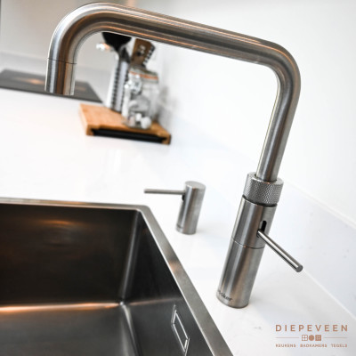 Moderne keuken met wit en zwart