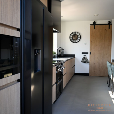 Het fornuis geeft de keuken een nostalgische look