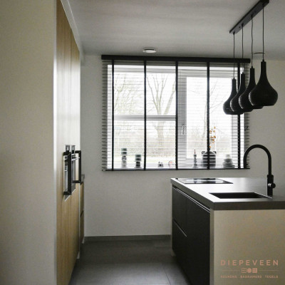 Er is genoeg ruimte om doorheen te lopen dit maakt de keuken extra comfortabel