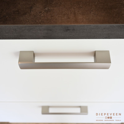 Het blad is in betonlook grijs wat een mooi contrast vormt met het witte front