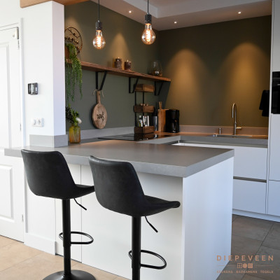 In de hoek is er plaats om gezellig een drankje te doen