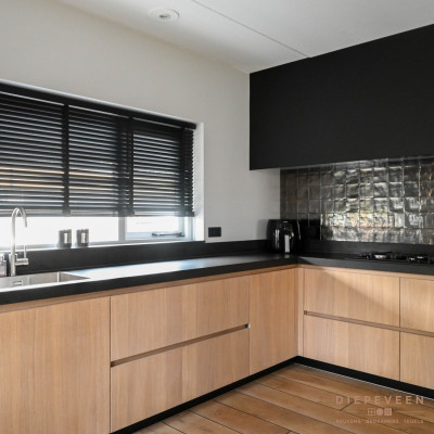 Moderne keuken met hout