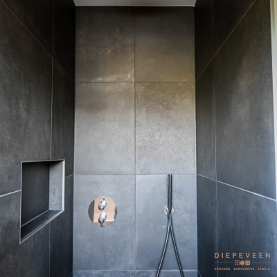 Moderne badkamer met hout