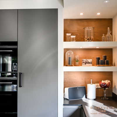 De oven met stoom-functie en de compacte oven met magnetron-functie zijn op hoogte geplaatst. De warmhoudlade is voorzien van Push&Pull.