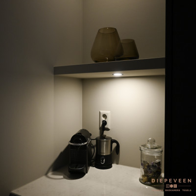 De nis is een leuke plaats om wat spulletjes neer te zetten dit geeft de keuken een huiselijke uistraling