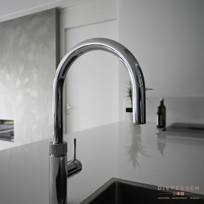 Moderne keuken met kookeiland