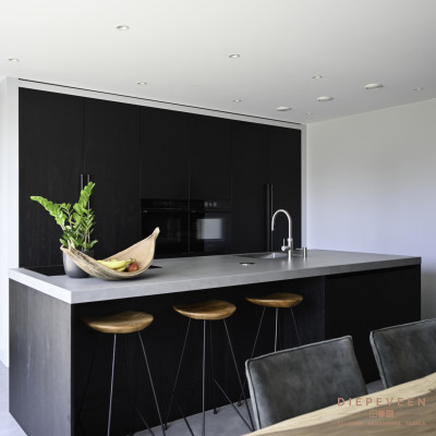 Ruim eiland met bijpassende krukken