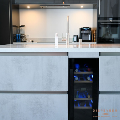 De wijnklimaatkoelkast is een gezellige opvulling