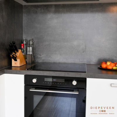 De keuken is voorzien van een multifunctionele magnetron