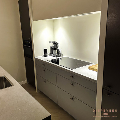 Landelijke moderne keuken met zitelement