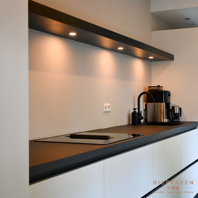 Het keukenblok bestaat uit twee hoge kasten en 6 grote lade.