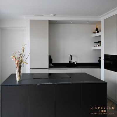 Moderne stijlvolle keuken met eiland